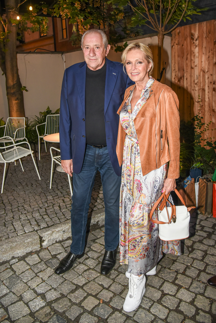 Helena Vondráčková je dlouholetou hvězdou a její manžel Martin Michal se k jejím outfitům umí nenásilně sladit.