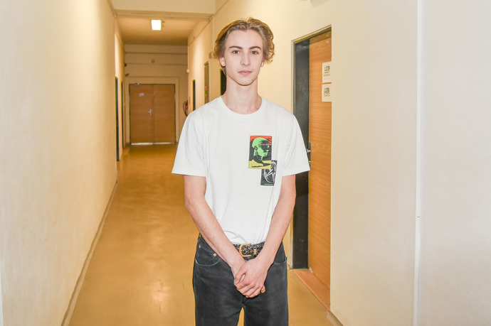 Dřív Max Dolanský oblékal spíš ležérní trička a mikiny, ale postupně se proměňuje v přirozeného elegána.