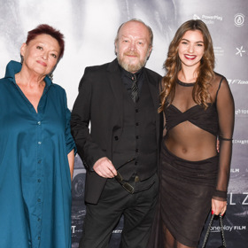 I když to oblíbená herečka a dabérka nepřeháněla s doplňky, detail zvednutého límce přidal jejímu outfitu další šmrnc. Na fotce v doprovodu Miroslava Kumhala a zpěvačky Nelly Řehořové.