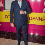 Libor Bouček se ujal moderování akce v tmavě modrém obleku a bledě modré košili. 