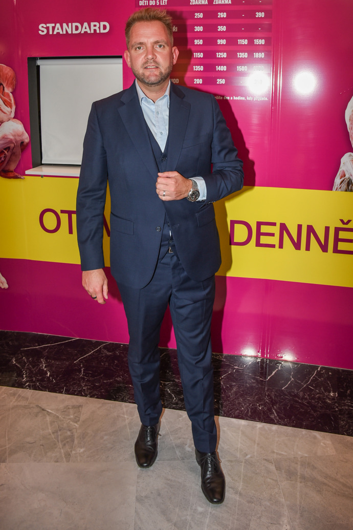 Libor Bouček se ujal moderování akce v tmavě modrém obleku a bledě modré košili. 