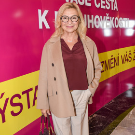 Jana Paulová oblékla béžové kalhoty, vínovou halenku, podzimní kabátek v barvě velbloudí srsti a vínové tenisky. Skvělým detailem je také vínová kabelka. 