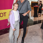 Iveta Lutovská vzala na výstavu těl Body Worlds dceru Anetu, která oblékla bílé tričko, lila svetřík a šedé džíny v trendy střihu s bílými teniskami.