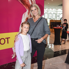 Iveta Lutovská vzala na výstavu těl Body Worlds dceru Anetu, která oblékla bílé tričko, lila svetřík a šedé džíny v trendy střihu s bílými teniskami.