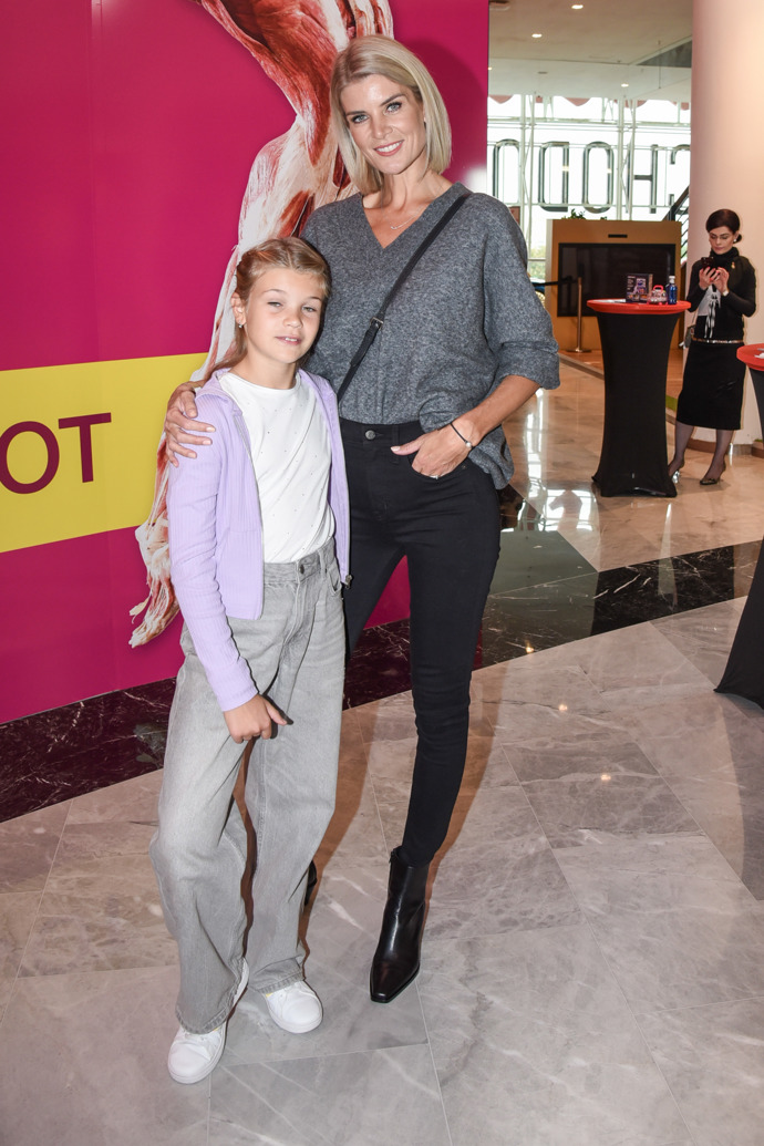 Iveta Lutovská vzala na výstavu těl Body Worlds dceru Anetu, která oblékla bílé tričko, lila svetřík a šedé džíny v trendy střihu s bílými teniskami.