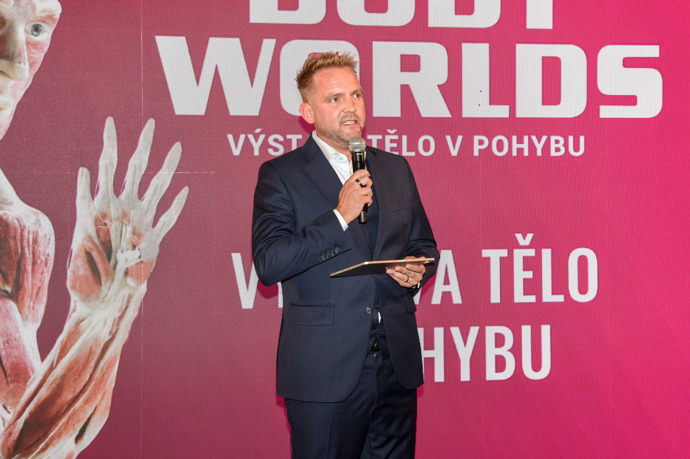 Zahájení výstavy také moderoval. 