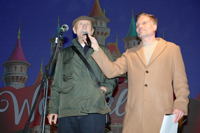 Tomáš držel Nárožnému mikrofon.