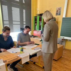 Jana Černochová dorazila v šedém obleku.