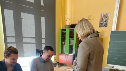FOTO: Jana Černochová dorazila v šedém obleku.