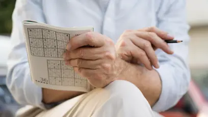 FOTO: Muž hrající sudoku.