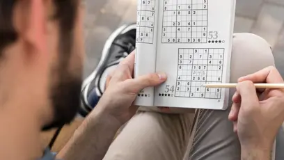 FOTO: Muž hrající sudoku.