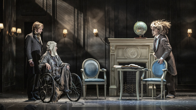 Tomáš Havlínek coby Sloní muž a Tomáš Klus jako lékař v muzikálu Elefantazie.