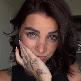Michaela Cútová  je nyní brunetka.