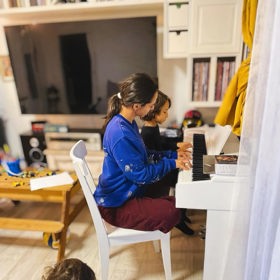 Eva Burešová učí své syny hudbě už odmala.