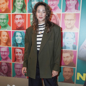 Culottes má ve skříni i mladá herečka Vanda Chaloupková, která tyto kalhoty oblékla na premiéru filmu Něco za něco spolu s pruhovaným topem a trendy olivově zeleným oversize sakem. Tento povedený styling může být další inspirací pro vás.