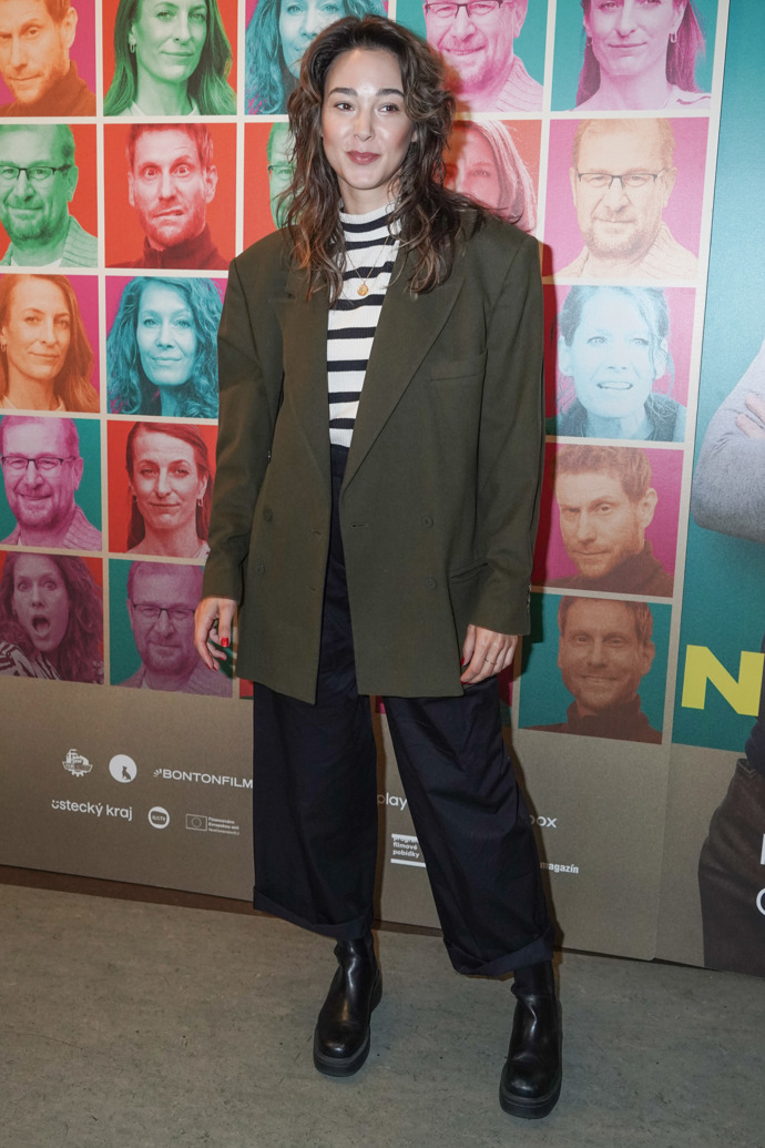 Culottes má ve skříni i mladá herečka Vanda Chaloupková, která tyto kalhoty oblékla na premiéru filmu Něco za něco spolu s pruhovaným topem a trendy olivově zeleným oversize sakem. Tento povedený styling může být další inspirací pro vás.