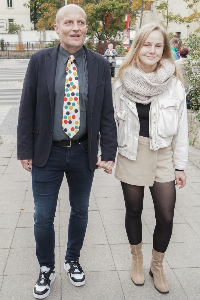 Herec Jiří Ployhar na první dobrou zaujal barevnou kravatou s puntíky a mladistvými teniskami, jeho partnerka zase kontrastním béžovo-černým outfitem. 