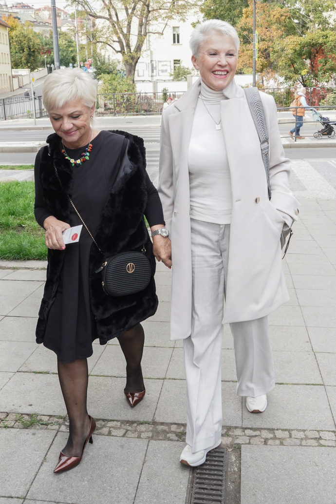 Eva Štědrá, manželka legendárního umělce, chodí kompletně zahalená do něžné smetanové barvy. 