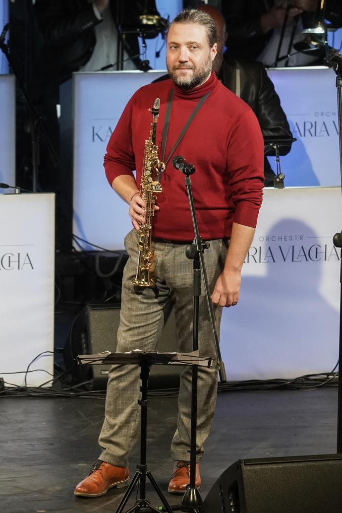 Muzikant Felix Slováček mladší vsadil na svůj oblíbený tmavě červený rolák. 