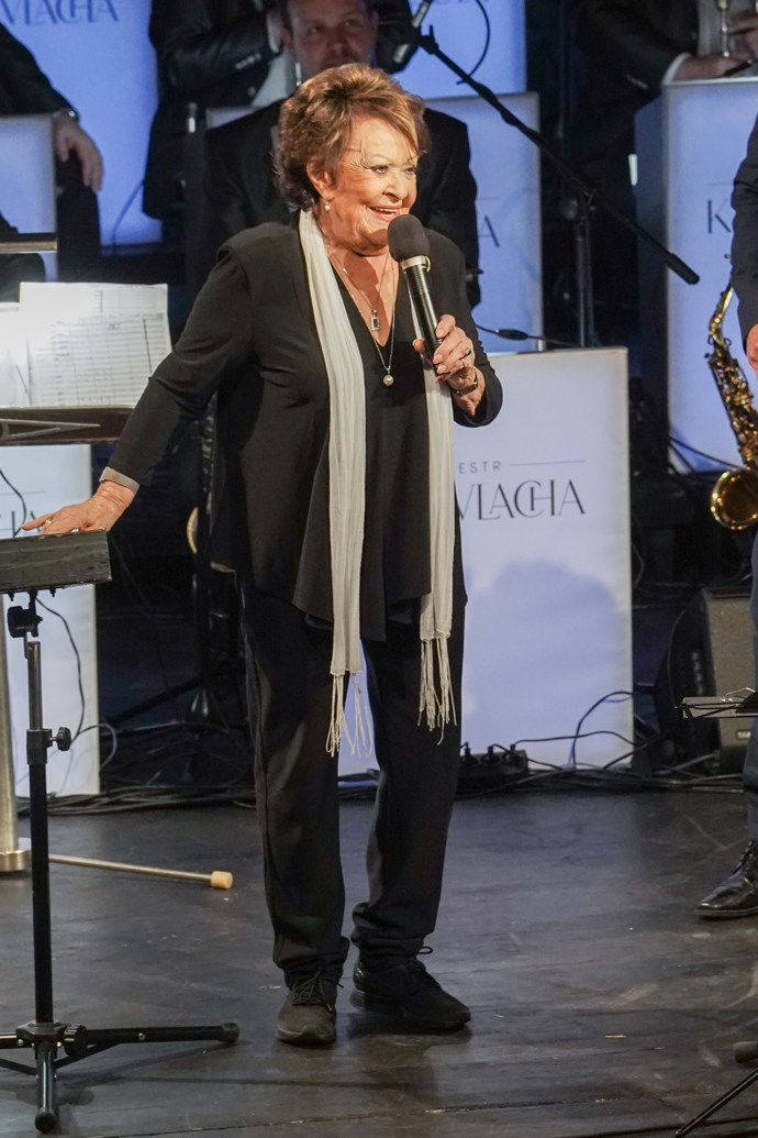 Herečka Jiřina Bohdalová ozvláštnila kompletně černý outfit světlou šálou. 