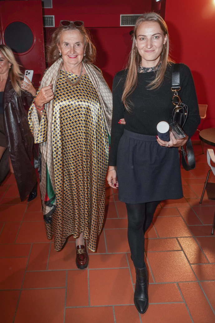 O doprovod se herečce postarala dcera Karolína Zdeňková. Ta se rozhodla pro kompletně tmavý outfit složený z teplé zimní sukně, černého svetru s dlouhým rukávem a černých punčoch. 