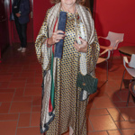 Saténové šaty se vzorem vynesla Eva Holubová už v létě na filmový festival v Karlových Varech. Teď je doplnila barevným šátkem Gucci a zelenou prošívanou kabelkou Chanel. 