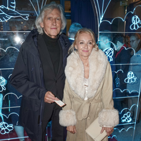 Veronika Žilková dorazila po boku nového přítele, scenáristy Ivana Hubače. Zatímco hereččin partner zvolil tmavý outfit, Veronika Žilková ve dvojici zářily v béžových a krémových odstínech.