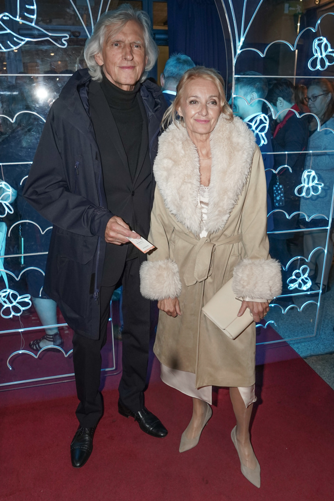 Veronika Žilková dorazila po boku nového přítele, scenáristy Ivana Hubače. Zatímco hereččin partner zvolil tmavý outfit, Veronika Žilková ve dvojici zářily v béžových a krémových odstínech.