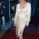 Veronika Žilková pod kabátem měla saténové šaty v elegantní krémové barvě s trendy krajkovými detaily. Celý model doplnily univerzální béžové lodičky