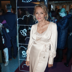 Veronika Žilková pod kabátem měla saténové šaty v elegantní krémové barvě s trendy krajkovými detaily. Celý model doplnily univerzální béžové lodičky