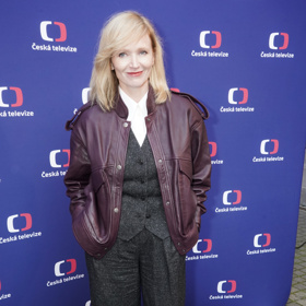 Elegantní styl má třeba herečka Aňa Geislerová, která se nebojí trendy propojit s klasikou.