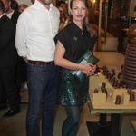 Na premiéru nového snímku herečka dorazila v noblesním party outfitu.