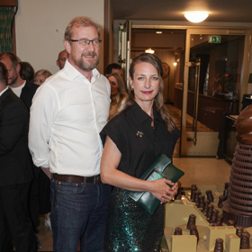 Na premiéru nového snímku herečka dorazila v noblesním party outfitu.