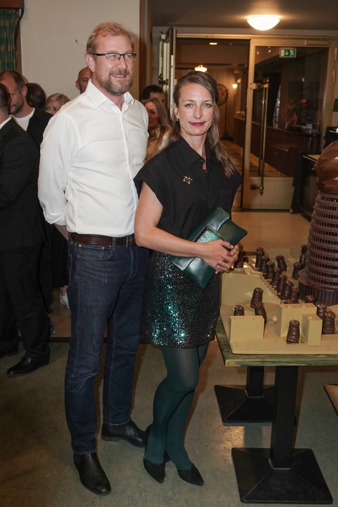 Na premiéru nového snímku herečka dorazila v noblesním party outfitu.
