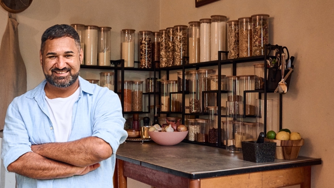 Celkový pohled na obytnou místnost s provizorní kuchyní