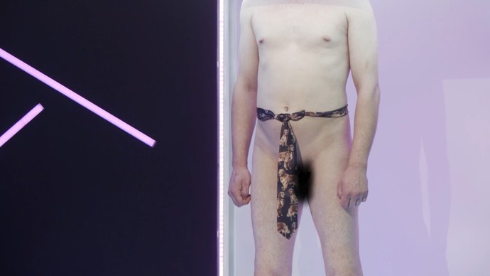 Někteří nápadníci pojali úkol s vázáním kravaty kreativně.