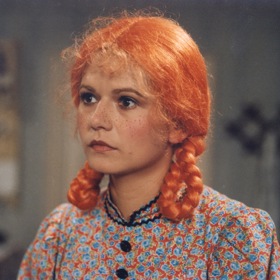 Pohádka O zrzavé Andule: Hodná Andula slouží v rodině pana lékárníka, kde ji prohání jejich dcera Tereza (Simona Postlerová). Když je dívce nejhůře, pomohou jí pohádkové bytosti z vltavského ostrova Kampa. Na snímku Ivana Andrlová.