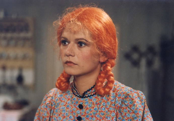 Pohádka O zrzavé Andule: Hodná Andula slouží v rodině pana lékárníka, kde ji prohání jejich dcera Tereza (Simona Postlerová). Když je dívce nejhůře, pomohou jí pohádkové bytosti z vltavského ostrova Kampa. Na snímku Ivana Andrlová.