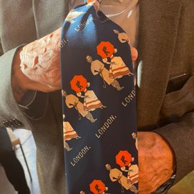 Tmavě modrá kravata má na sobě motivy Londýna. 