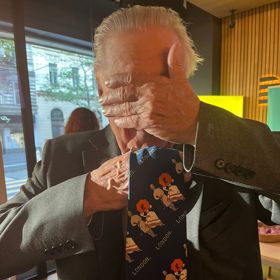 "Chcete si vyfotit moji kravatu?" ptal se se smíchem. 