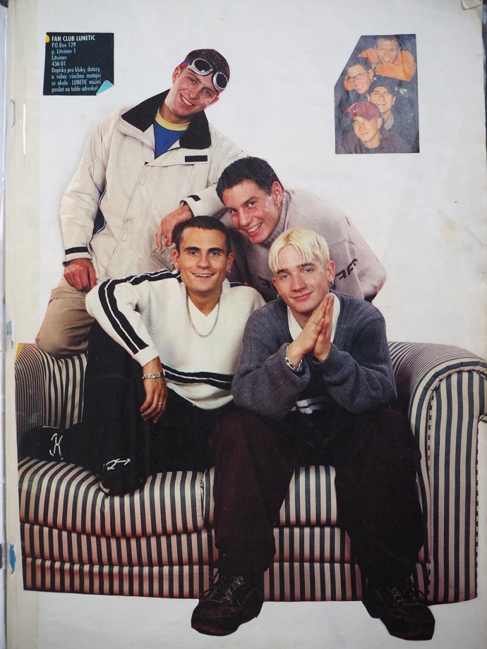 Zpívat české písničky se zkrátka chlapcům vyplatilo. Jejich sláva se hvězd dotýkala. 