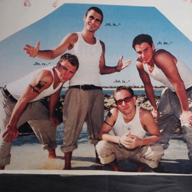 Bílá tílka a stejné kalhoty, v tom kluci rádi tancovali své choreografie. 