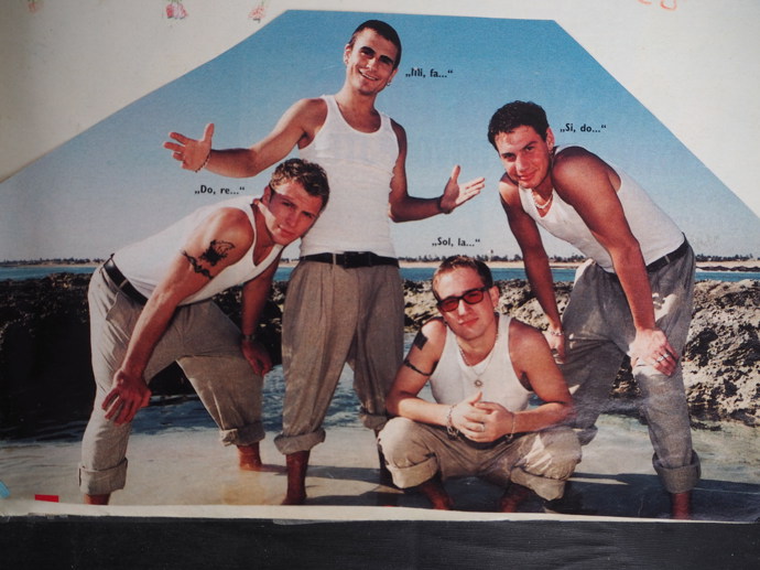 Bílá tílka a stejné kalhoty, v tom kluci rádi tancovali své choreografie. 