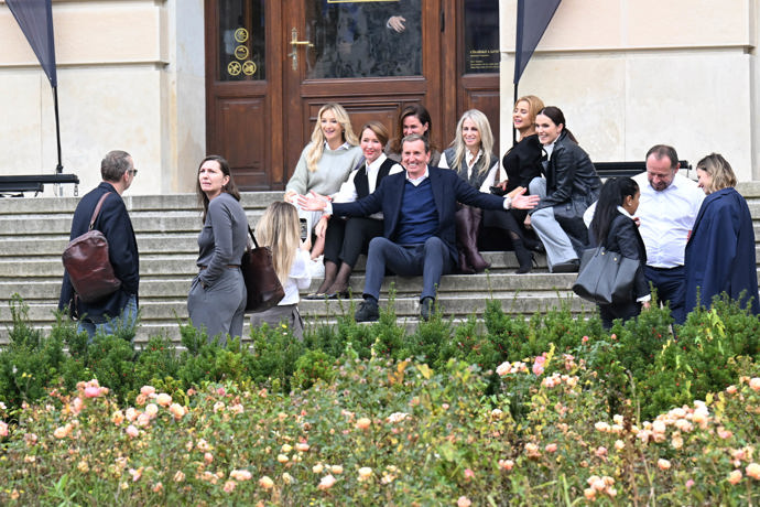 Marek Dospiva zapózoval s krásnými ženami. 