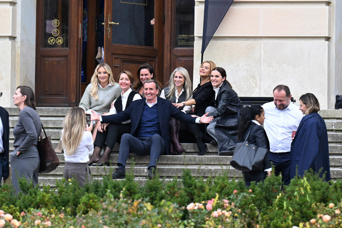 Marek Dospiva si společnost žen užíval.