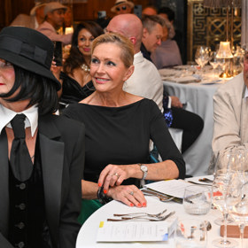 Vendula Pizingerová vedle Heleny Vondráčkové.