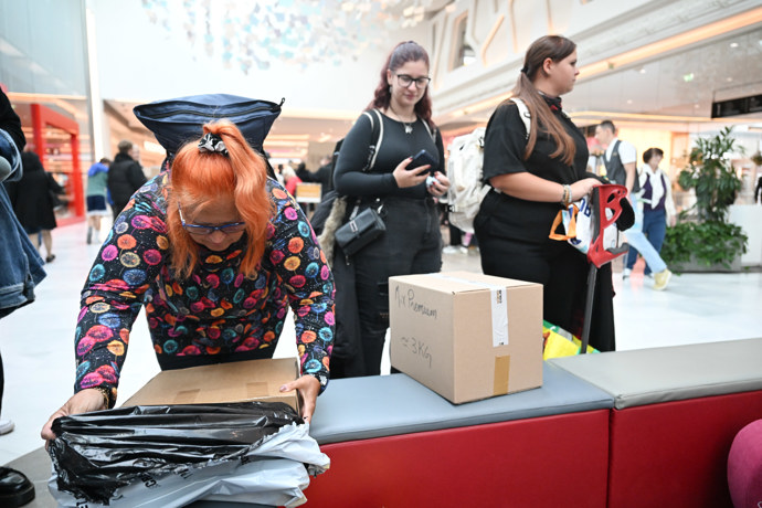 Zákazníci si balíčky ihned rozbalili. 