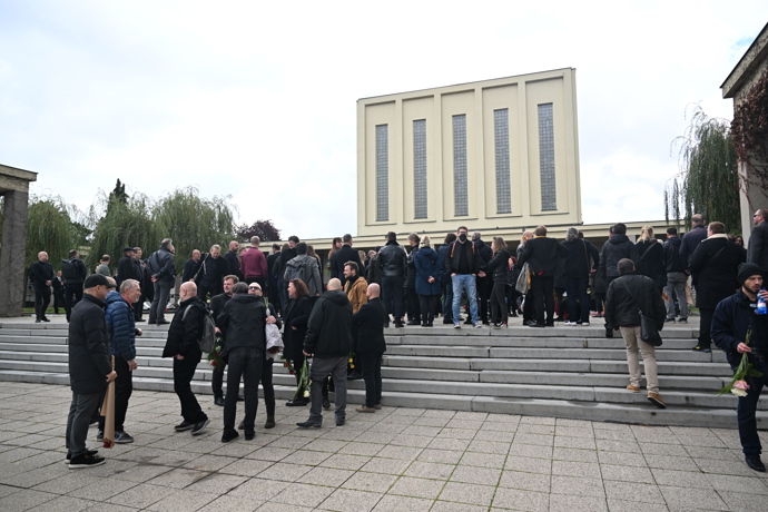 Poslední rozloučení s Šatrou proběhlo v pondělí 13. října dopoledne ve strašnickém krematoriu.