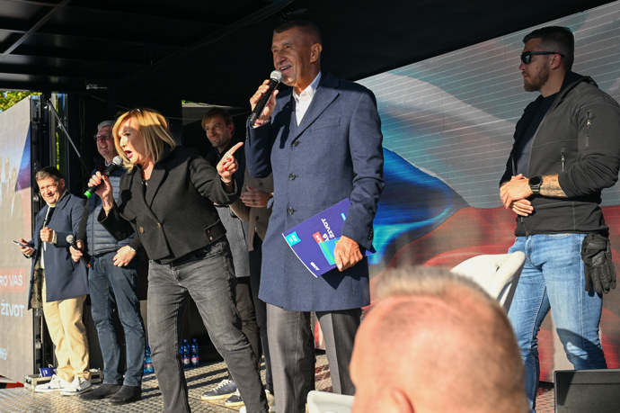 Andrej Babiš mluvil z pódia.