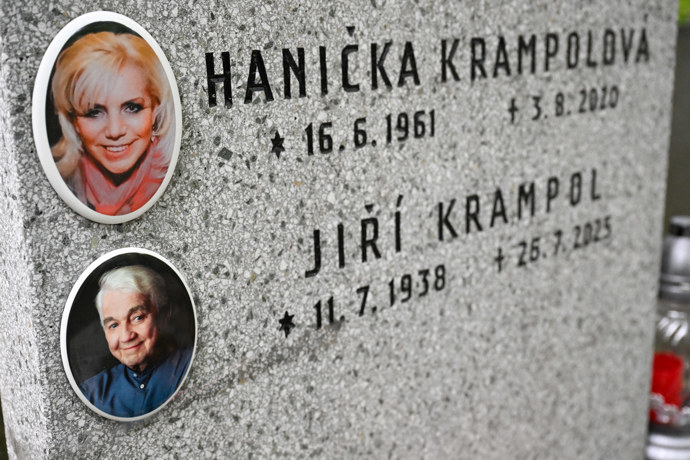 Jiří Krampol si přál spočinout vedle Haničky.